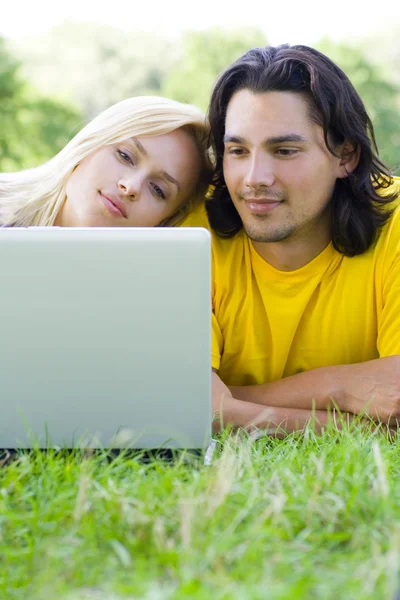 Casal usando laptop ao ar livre — Fotografia de Stock
