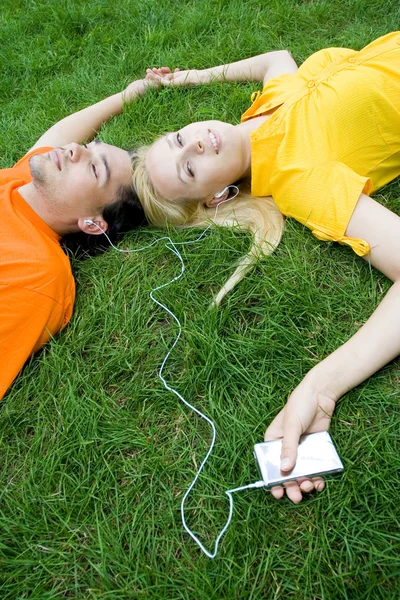 Casal ouvindo MP3 player — Fotografia de Stock