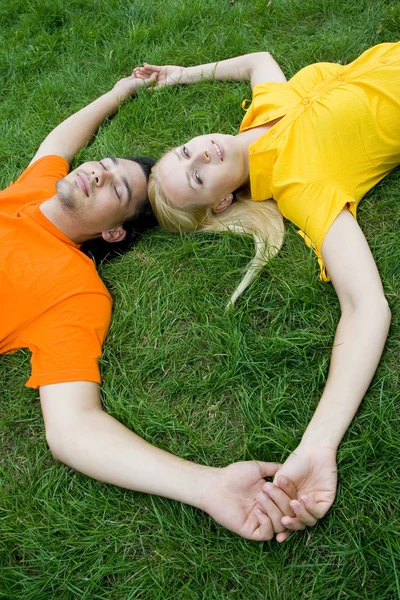 Couple couché sur l'herbe — Photo