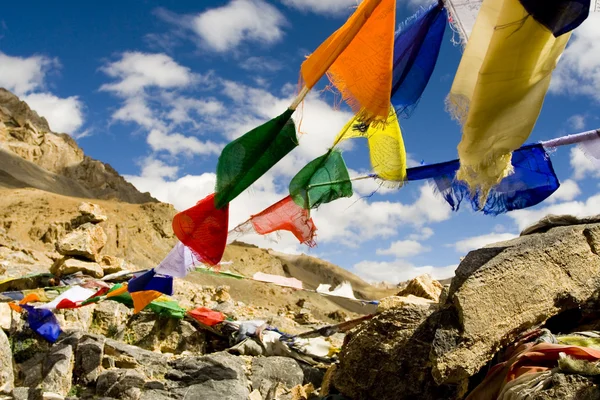 Bandeiras de oração tibetana, Himalaia, Índia — Fotografia de Stock