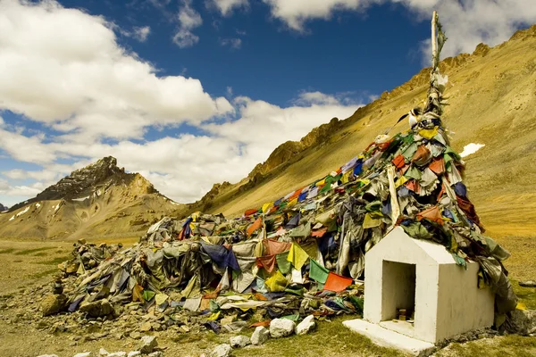 Bandeiras de oração tibetana, Himalaia, Índia — Fotografia de Stock