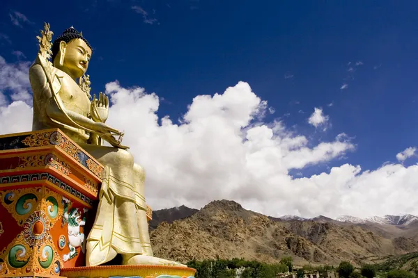 佛雕像和喜马拉雅山脉、 拉达克、 印度 — 图库照片