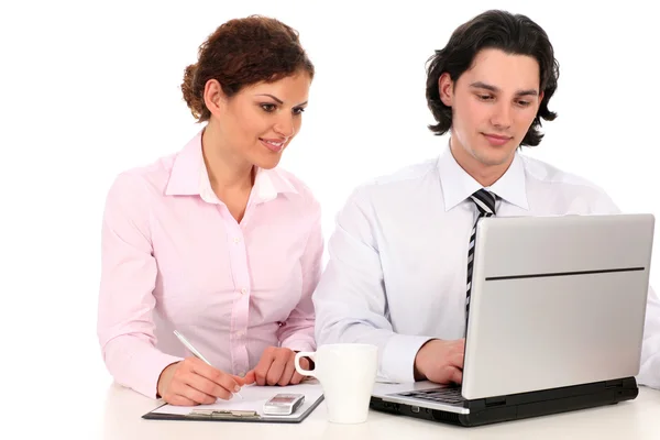 Uomini d'affari che lavorano su laptop — Foto Stock