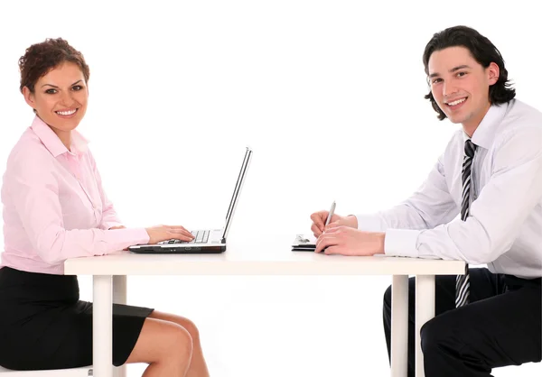 Les gens d'affaires assis au bureau — Photo