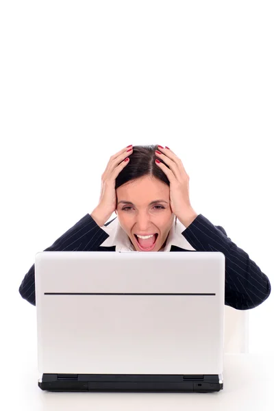 Bizneswoman w szoku podczas korzystania z laptopa — Zdjęcie stockowe