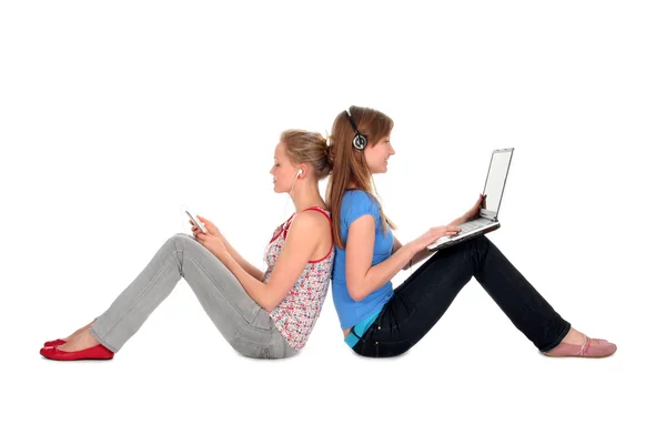 妇女使用笔记本电脑和 mp3 播放器 — 图库照片