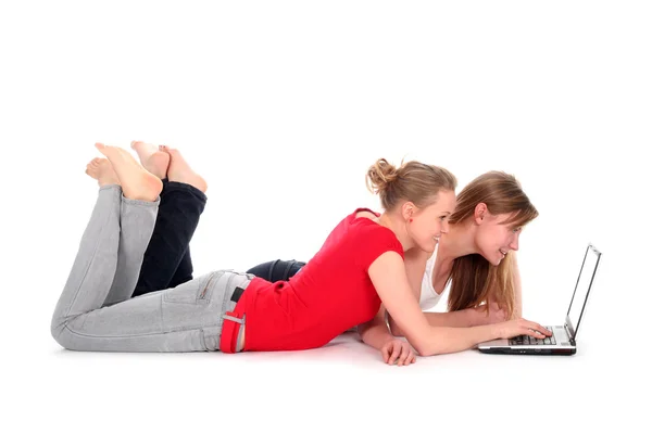 Jovens mulheres usando laptop — Fotografia de Stock