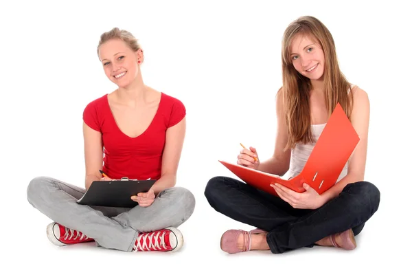 Mujeres jóvenes haciendo la tarea —  Fotos de Stock