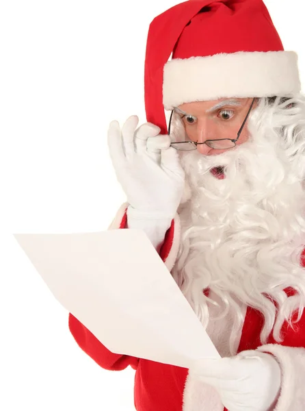 Weihnachtsmann liest Brief — Stockfoto