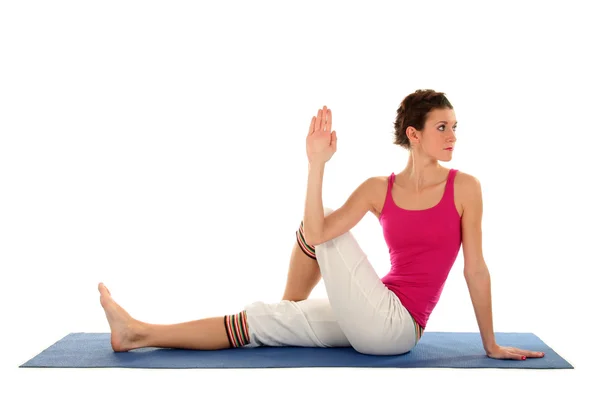 Frau macht Yoga-Pose — Stockfoto