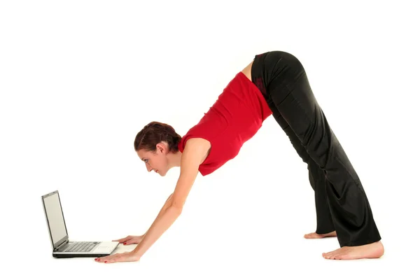 Kvinna som gör yoga med laptop — Stockfoto