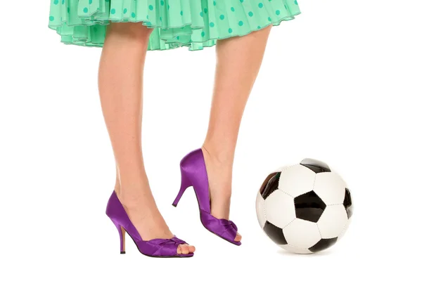 Futball-labda, és a női lábak Stock Kép