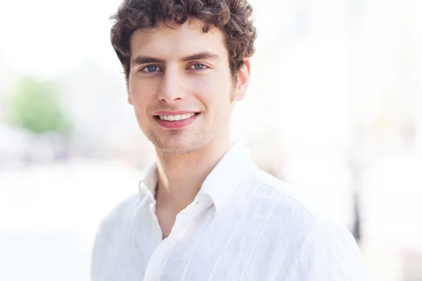 Joven sonriendo — Foto de Stock