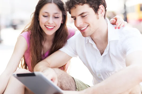 Jeune couple avec tablette numérique — Photo