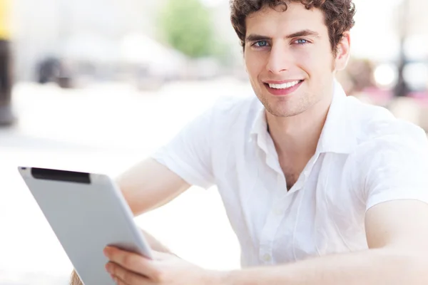 Jonge man met digitale tablet — Stockfoto
