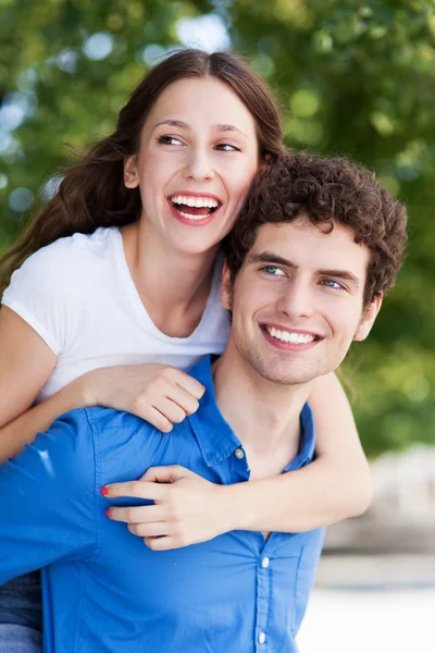 Feliz jovem casal — Fotografia de Stock