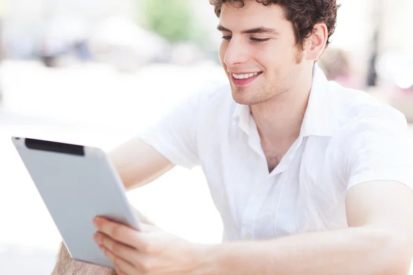 Jeune homme avec tablette numérique Images De Stock Libres De Droits