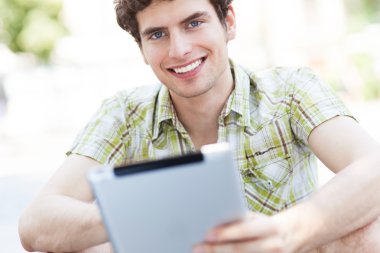 Dijital tablet ile genç adam