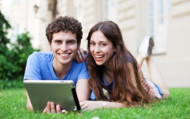 Dijital tablet ile genç bir çift