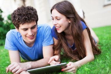 Dijital tablet ile genç bir çift