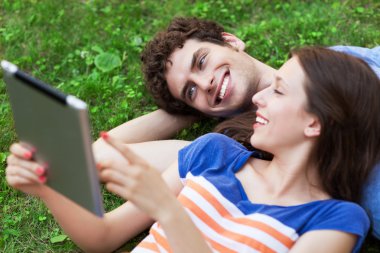 Dijital tablet ile genç bir çift
