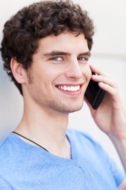 Casual adam cep telefonu ile