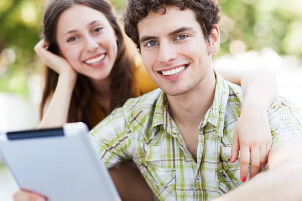 Casal jovem com tablet digital — Fotografia de Stock