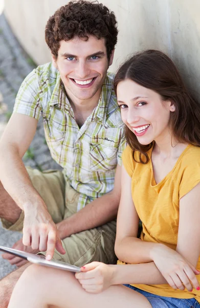 A fiatal pár, digitális tabletta — Stock Fotó