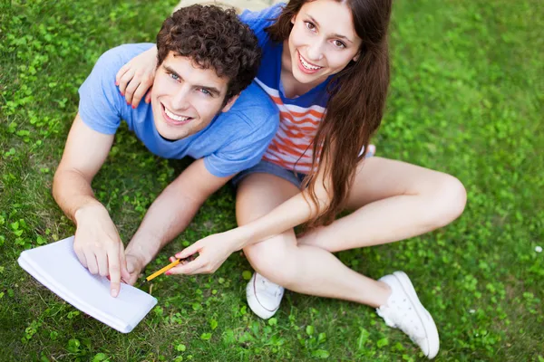 Couple étudiant apprenant en plein air — Photo