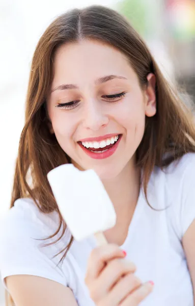 Girlgirl ve dondurma — Stok fotoğraf