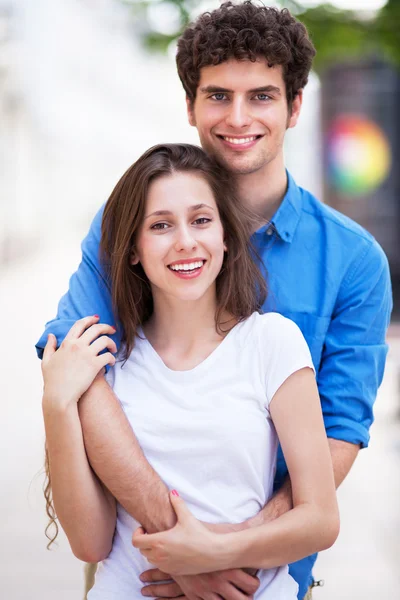 Feliz jovem casal — Fotografia de Stock