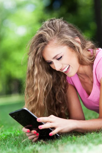 Mujer usando tableta digital al aire libre —  Fotos de Stock