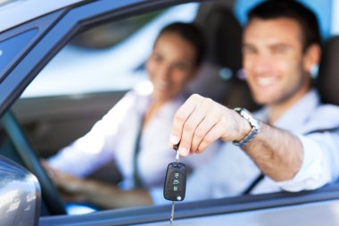 araba anahtarları ile Çift