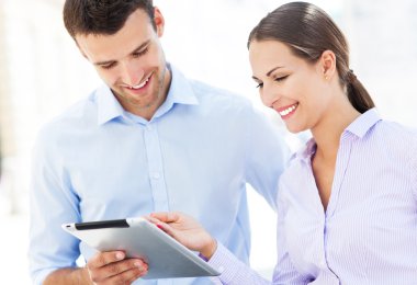 Dijital tablet kullanarak iş adamları