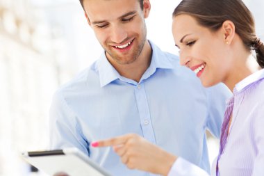 Dijital tablet kullanarak iş adamları