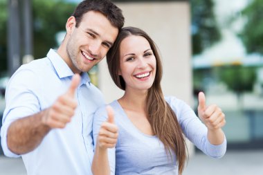 Yukarı Çift başparmak ile gülümseyen