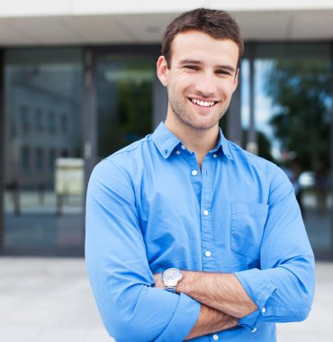 Genç adam gülümsüyor