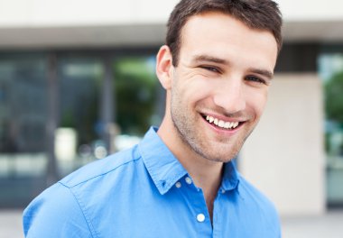 Genç adam gülümsüyor