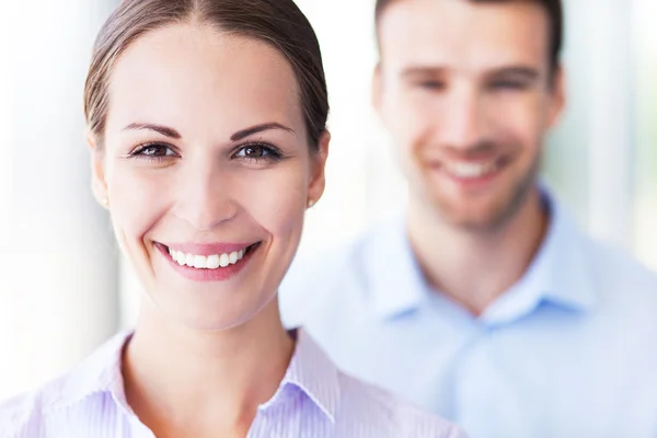 Joven pareja sonriendo — Foto de Stock