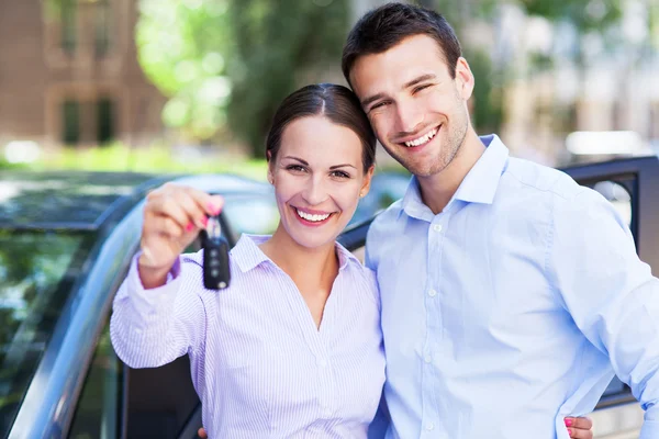 Jeune couple avec les clés de la nouvelle voiture — Photo