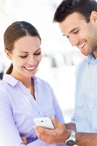 Pareja sonriente con teléfono móvil —  Fotos de Stock