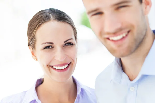 Jovem casal sorrindo — Fotografia de Stock