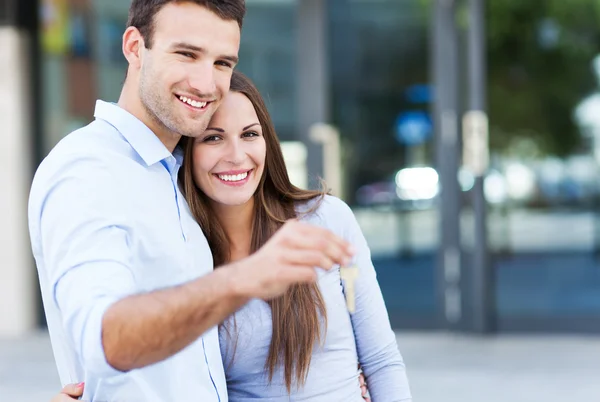 Pareja con llaves para un nuevo hogar — Foto de Stock