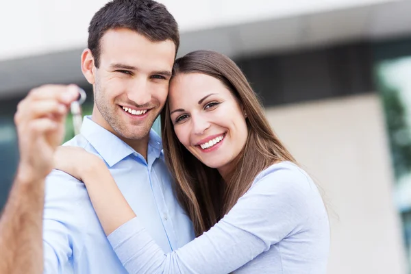 Pareja con llaves para un nuevo hogar — Foto de Stock