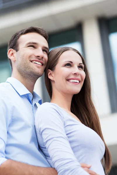 Sorrindo jovem casal abraçando — Fotografia de Stock