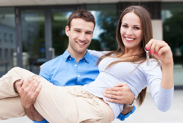 Homme portant femme dans une nouvelle maison — Photo