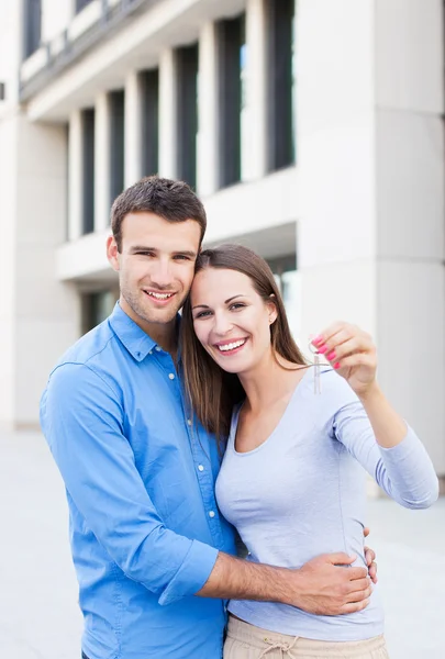 Pareja con llaves para un nuevo hogar — Foto de Stock