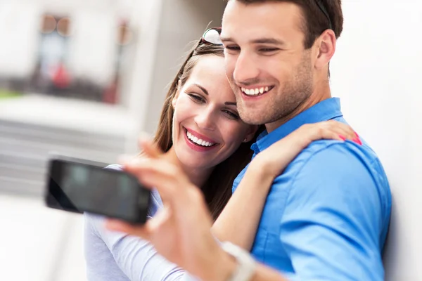 Pareja tomando fotos de sí mismos — Foto de Stock