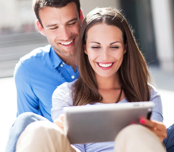 Jeune couple avec tablette numérique — Photo