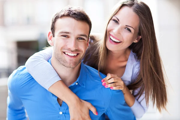 Pareja joven cariñosa —  Fotos de Stock